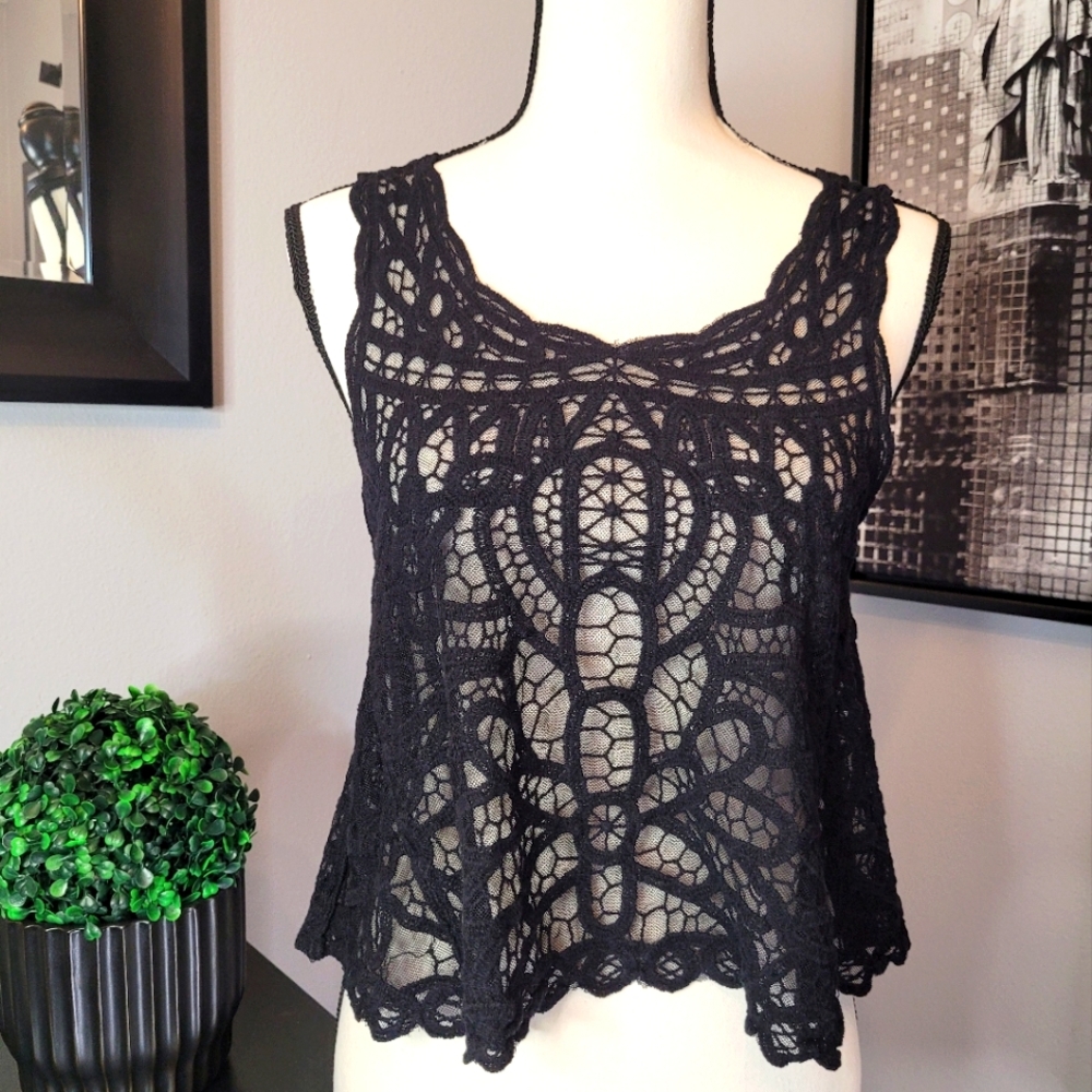 🖤 Black scoop neck Lace Tank - *Size: Small*